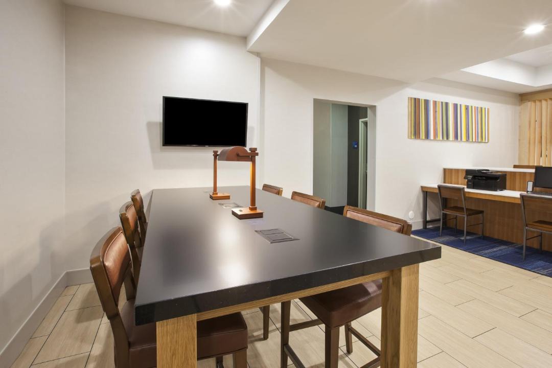 Niles Hotel | Holiday Inn Express Niles by IHG