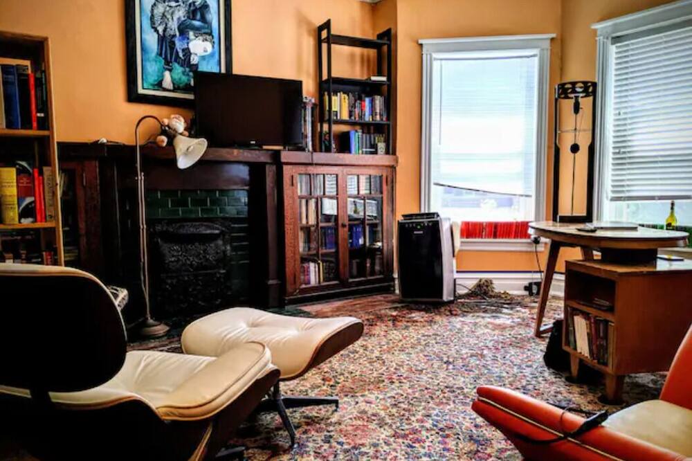 Photo of Bedroom in Woodlawn