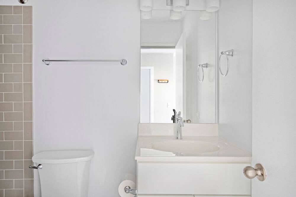 Photo of Bathroom in Lake View East