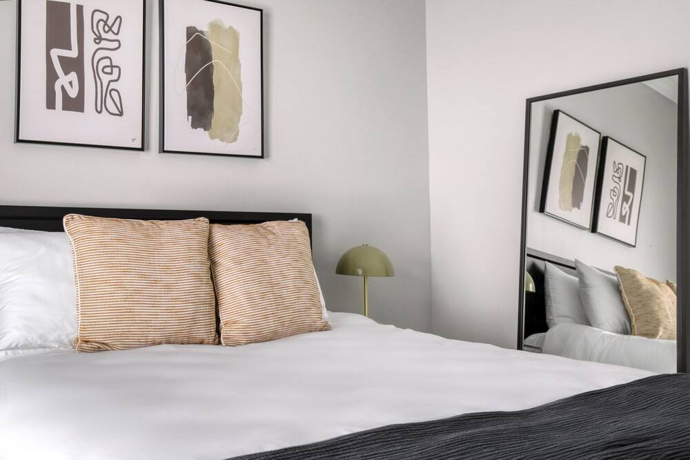 Photo of Bedroom in Lakeview