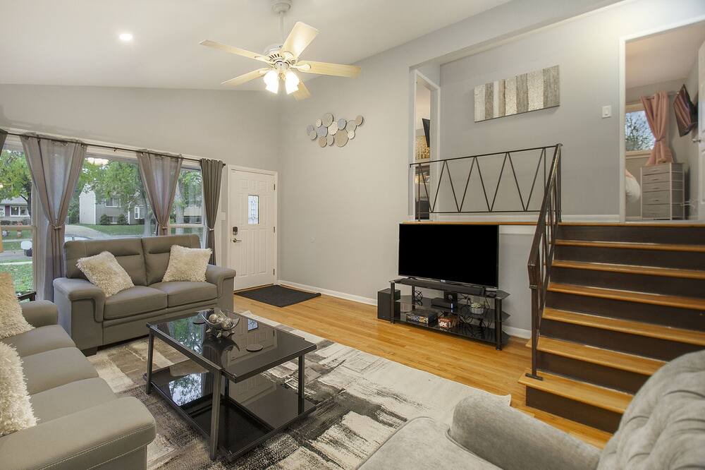Photo of Livingroom in Glen Ellyn