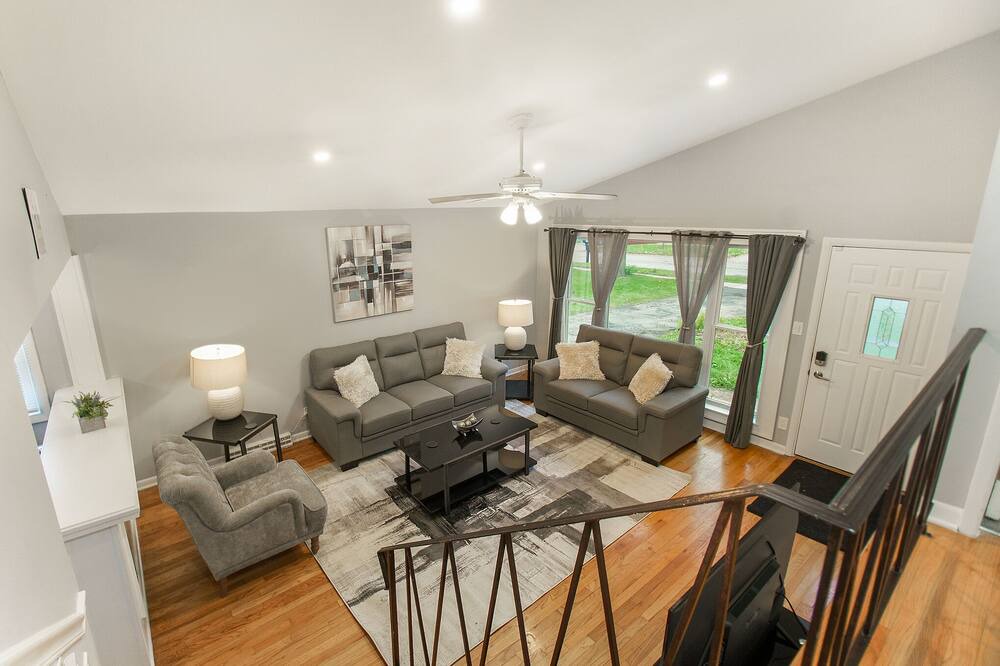 Photo of Livingroom in Glen Ellyn