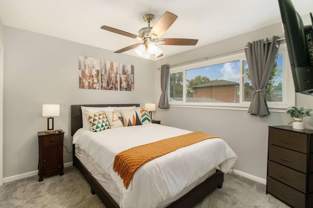 Photo of Bedroom in Glen Ellyn