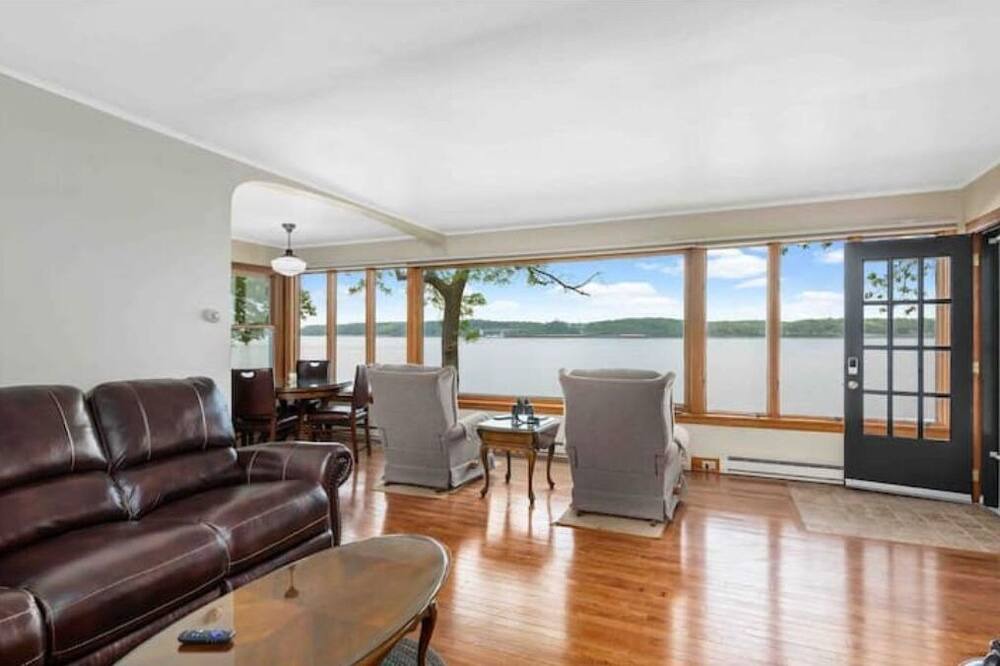 Photo of Livingroom in Nauvoo