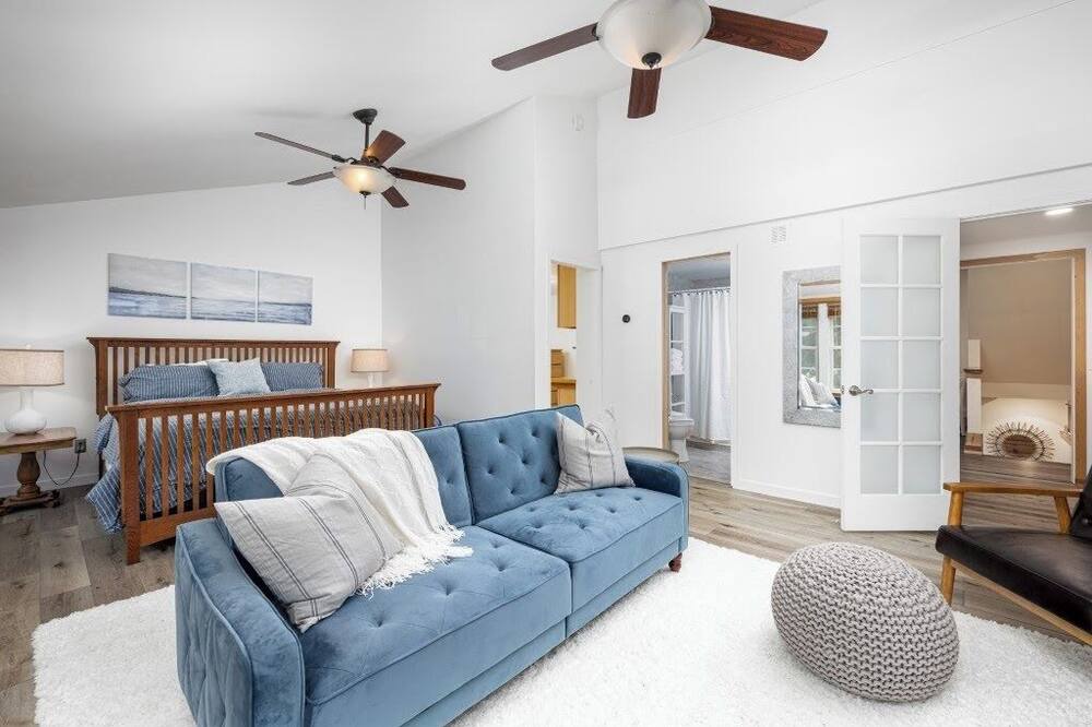 Photo of Livingroom in Hamburg Township
