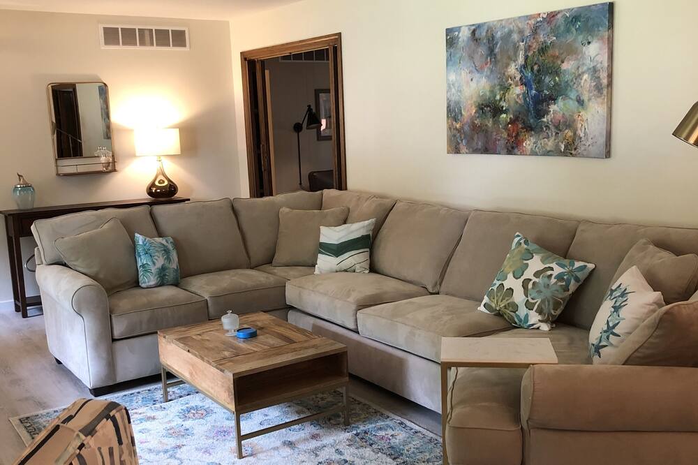 Photo of Livingroom in Waukazoo Woods