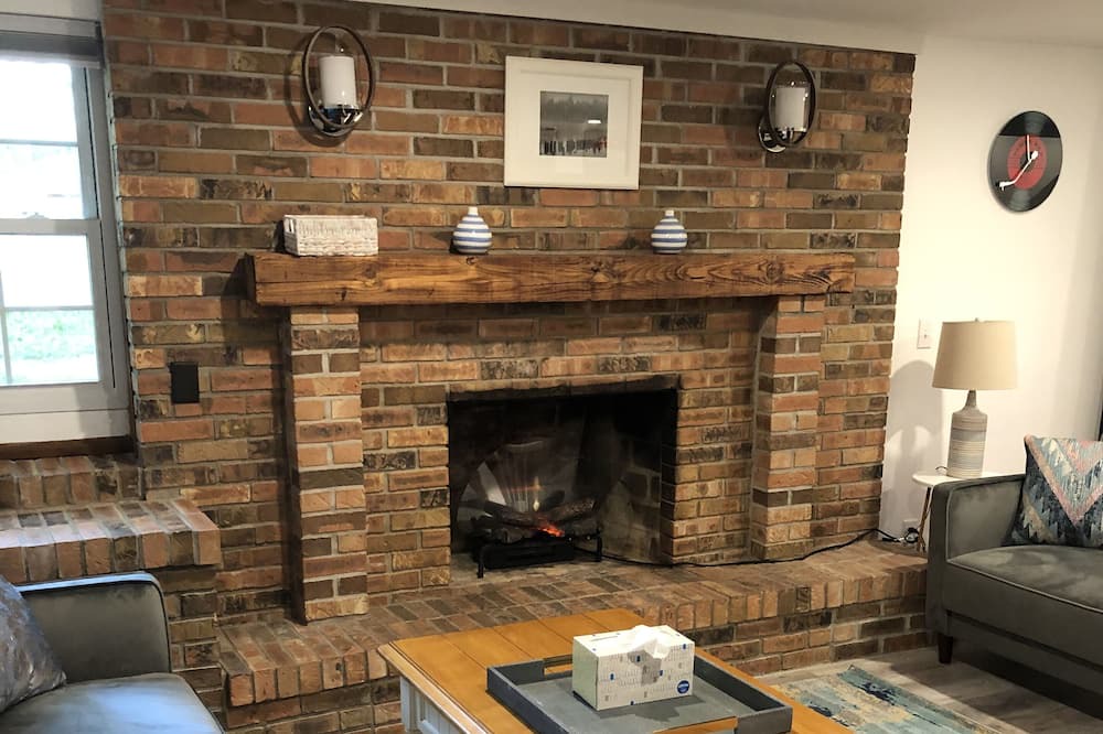 Photo of Livingroom in Waukazoo Woods