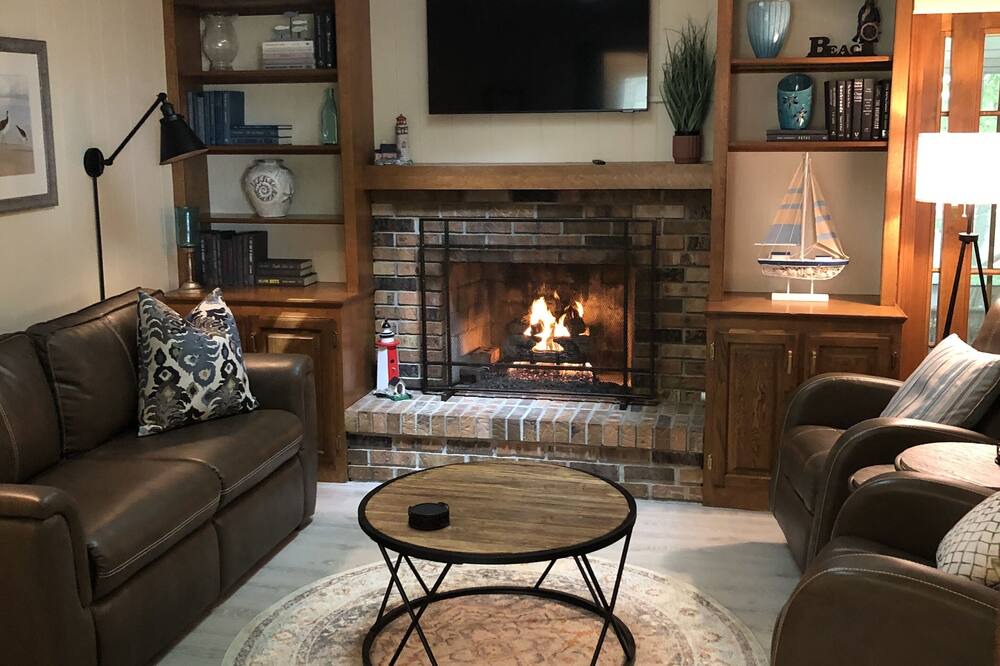Photo of Livingroom in Waukazoo Woods