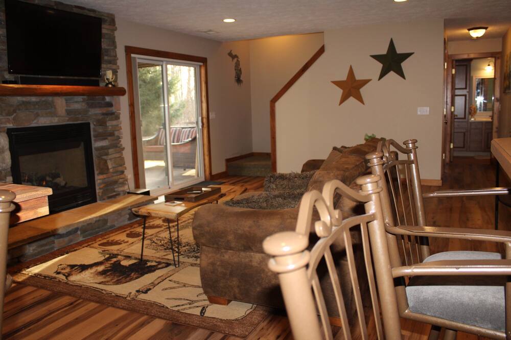 Photo of Livingroom in Solon Township