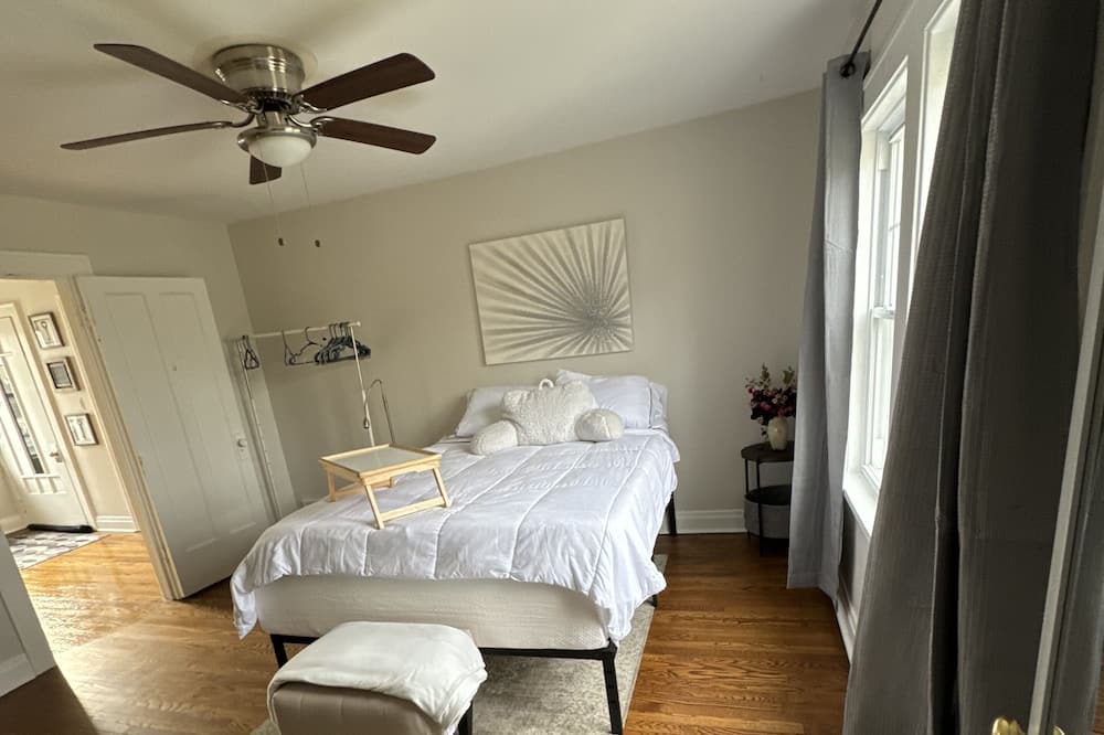 Photo of Bedroom in Elmhurst