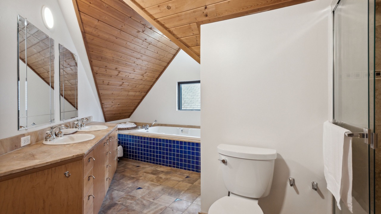 Photo of Bathroom in Lakeview