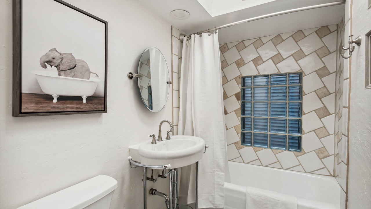 Photo of Bathroom in Lakeview