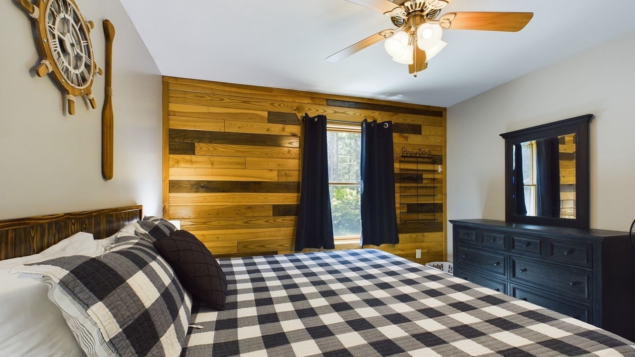 Photo of Bedroom in Munising