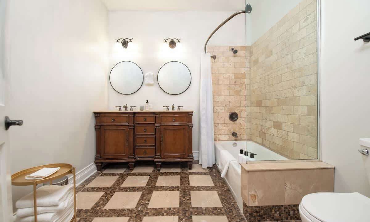 Photo of Bathroom in Lakeview