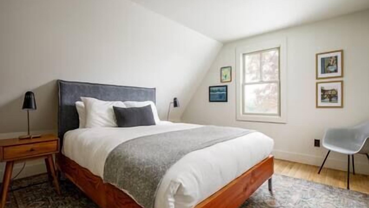 Photo of Bedroom in Northport
