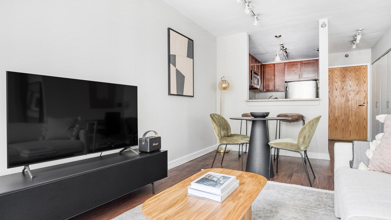Photo of Livingroom in Streeterville