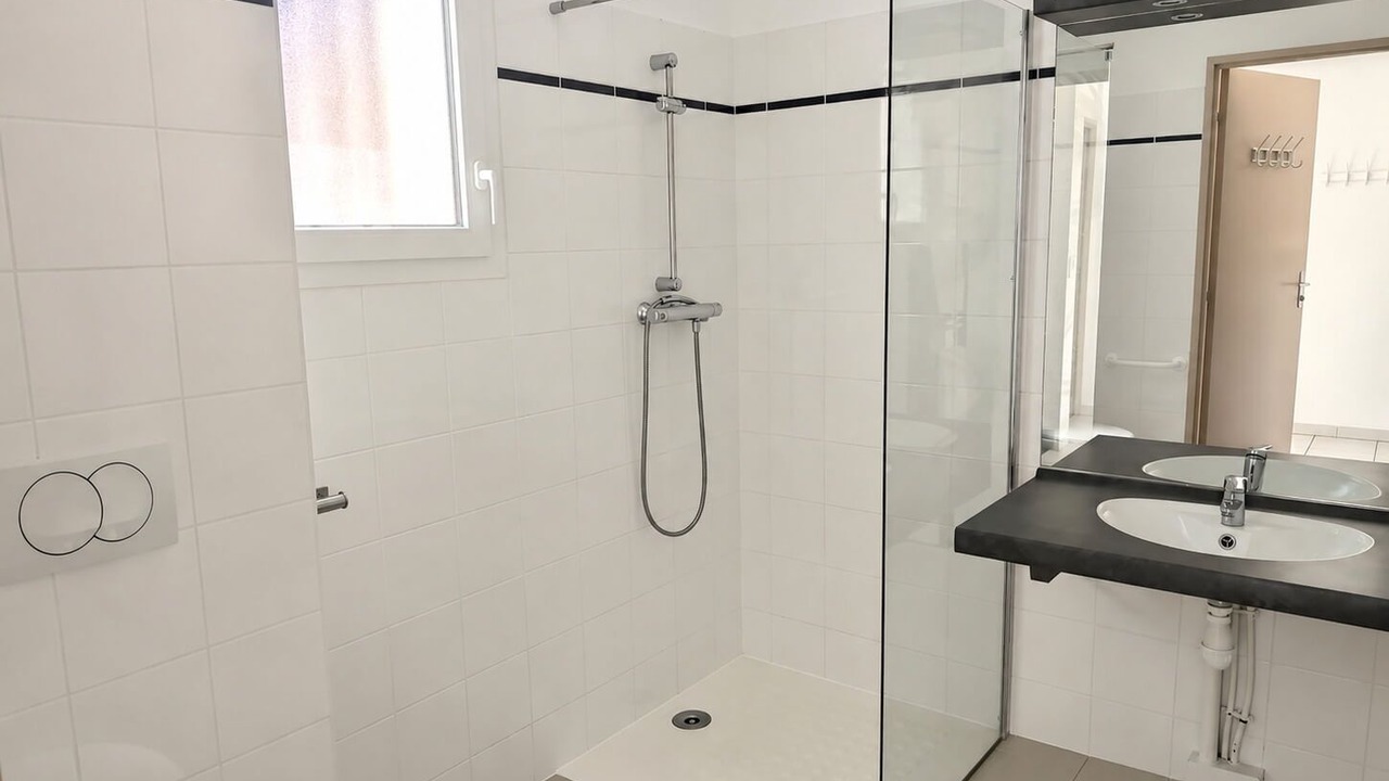 Photo of Bathroom in Saint-Mitre-les-Remparts
