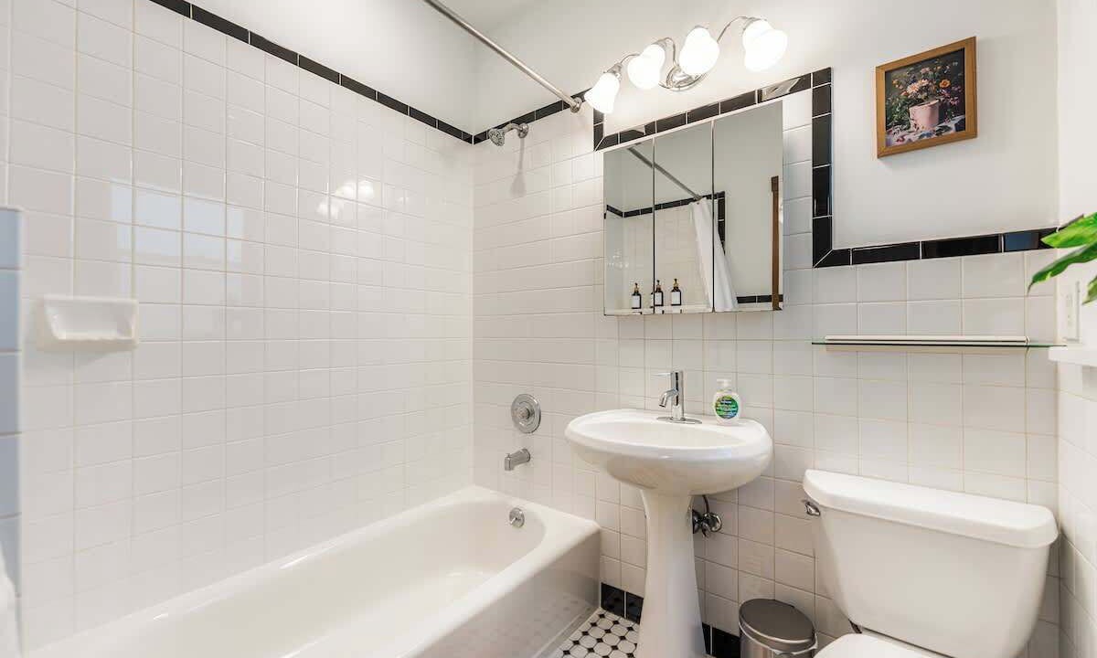 Photo of Bathroom in Lakeview