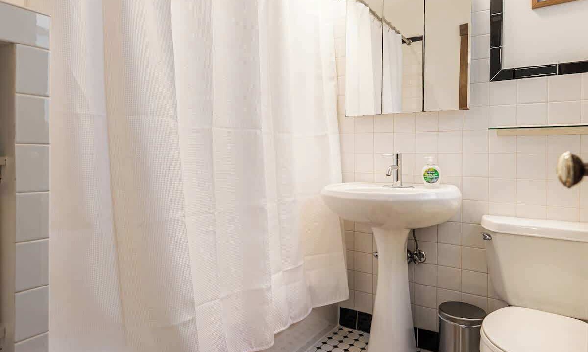 Photo of Bathroom in Lakeview