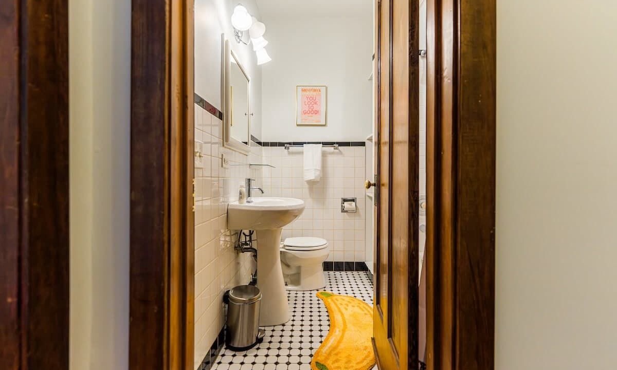 Photo of Bathroom in Lakeview