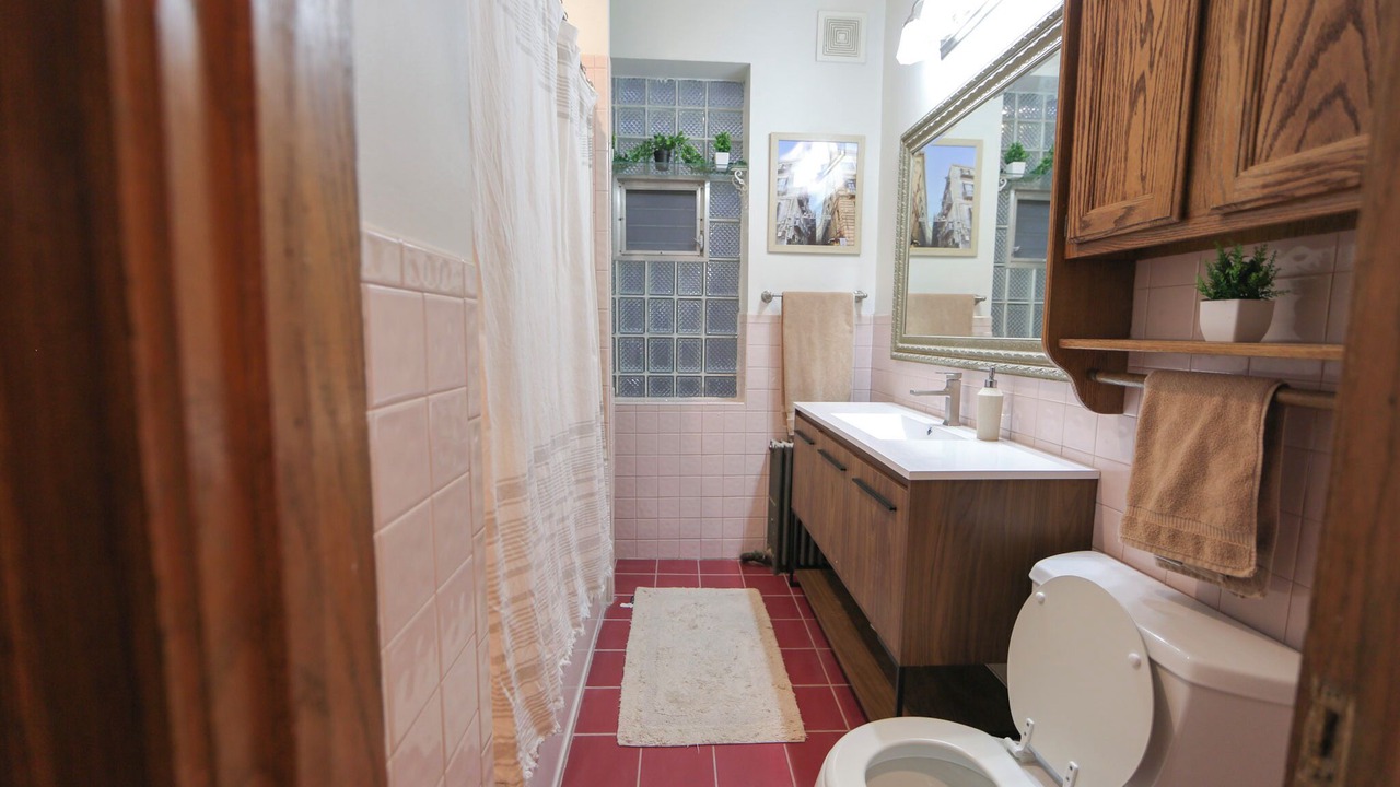 Photo of Bathroom in Rogers Park
