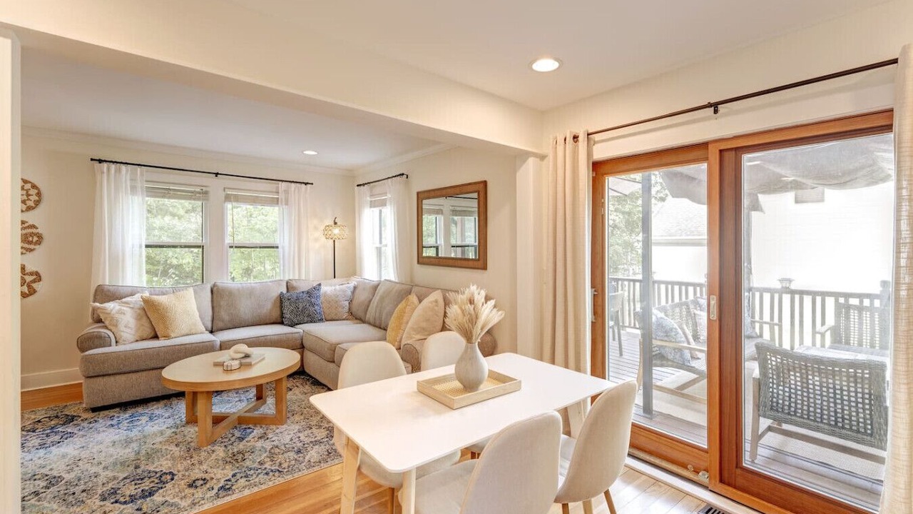 Photo of Livingroom in Williams Bay