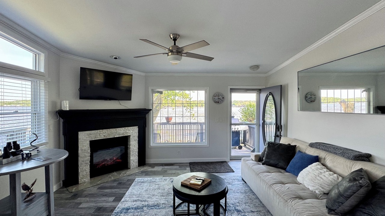 Photo of Livingroom in Lynn Center