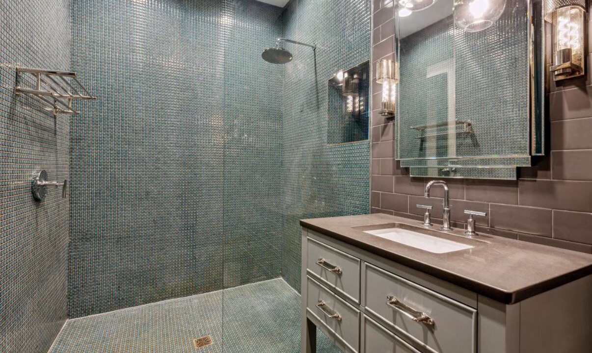 Photo of Bathroom in Lakeview