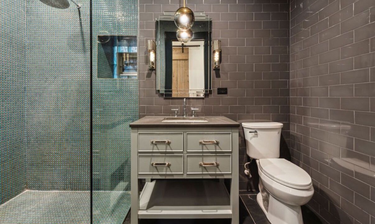 Photo of Bathroom in Lakeview