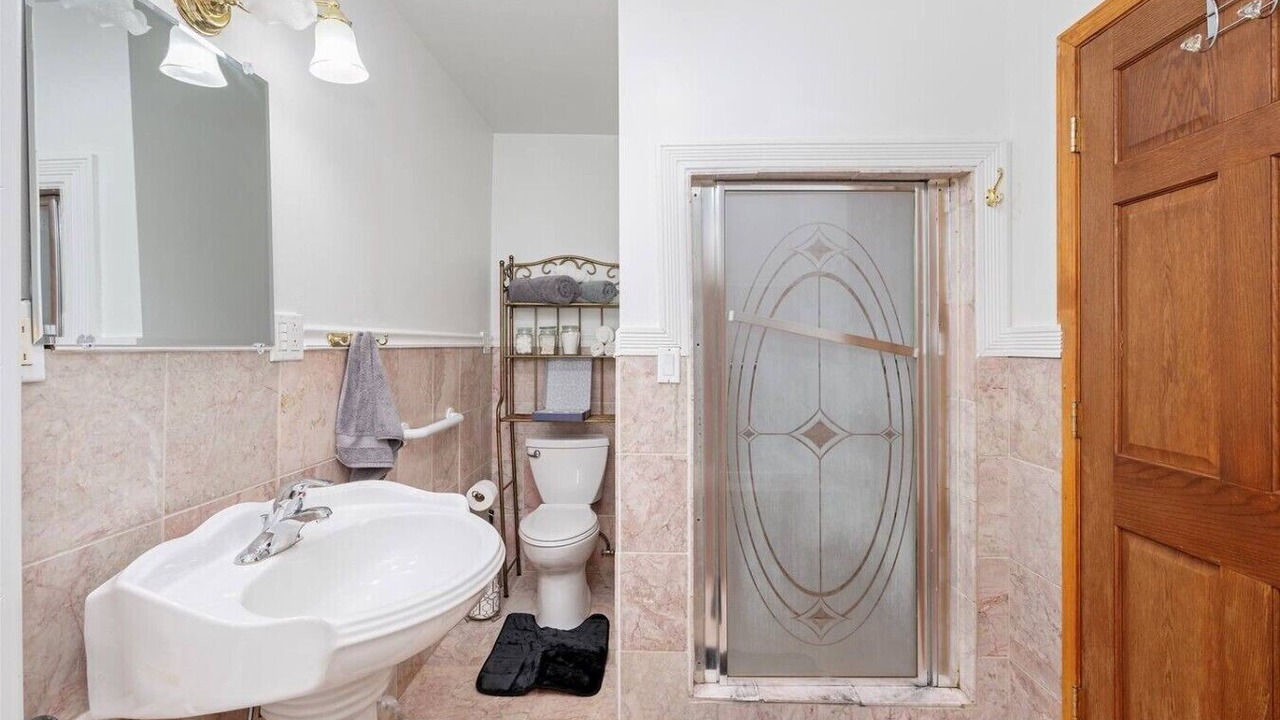Photo of Bathroom in Lakeview