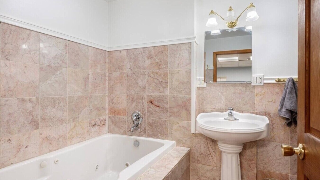 Photo of Bathroom in Lakeview