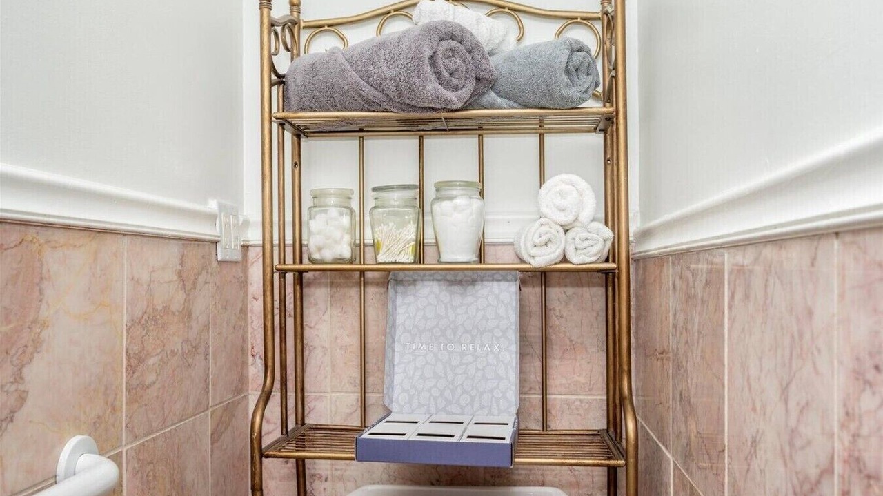 Photo of Bathroom in Lakeview