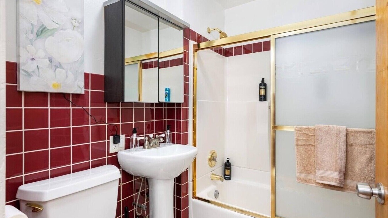 Photo of Bathroom in Lakeview