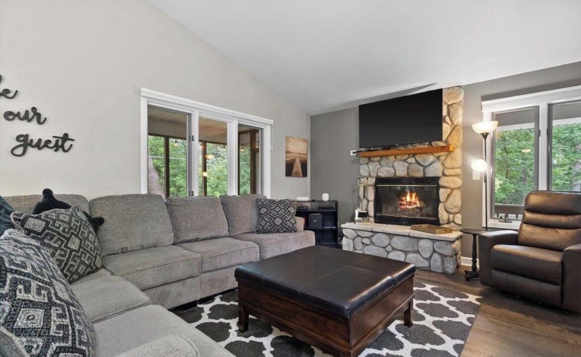 Photo of Livingroom in Williams Bay