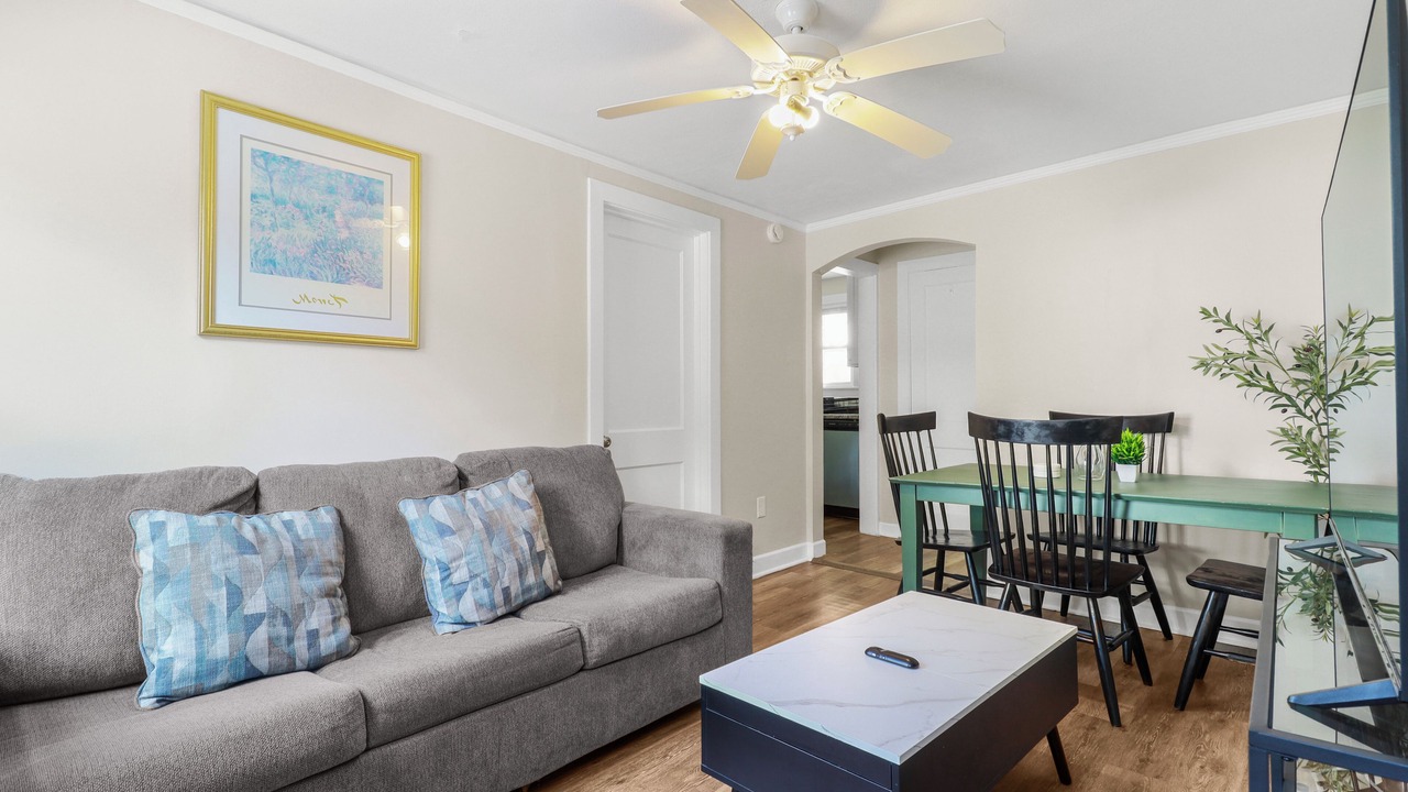 Photo of Livingroom in Highwood