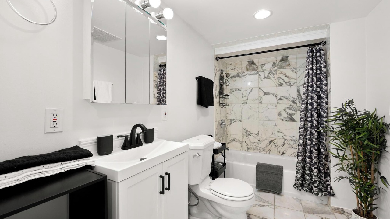 Photo of Bathroom in Lakeview