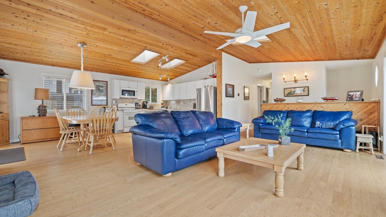 Photo of Livingroom in Williams Bay