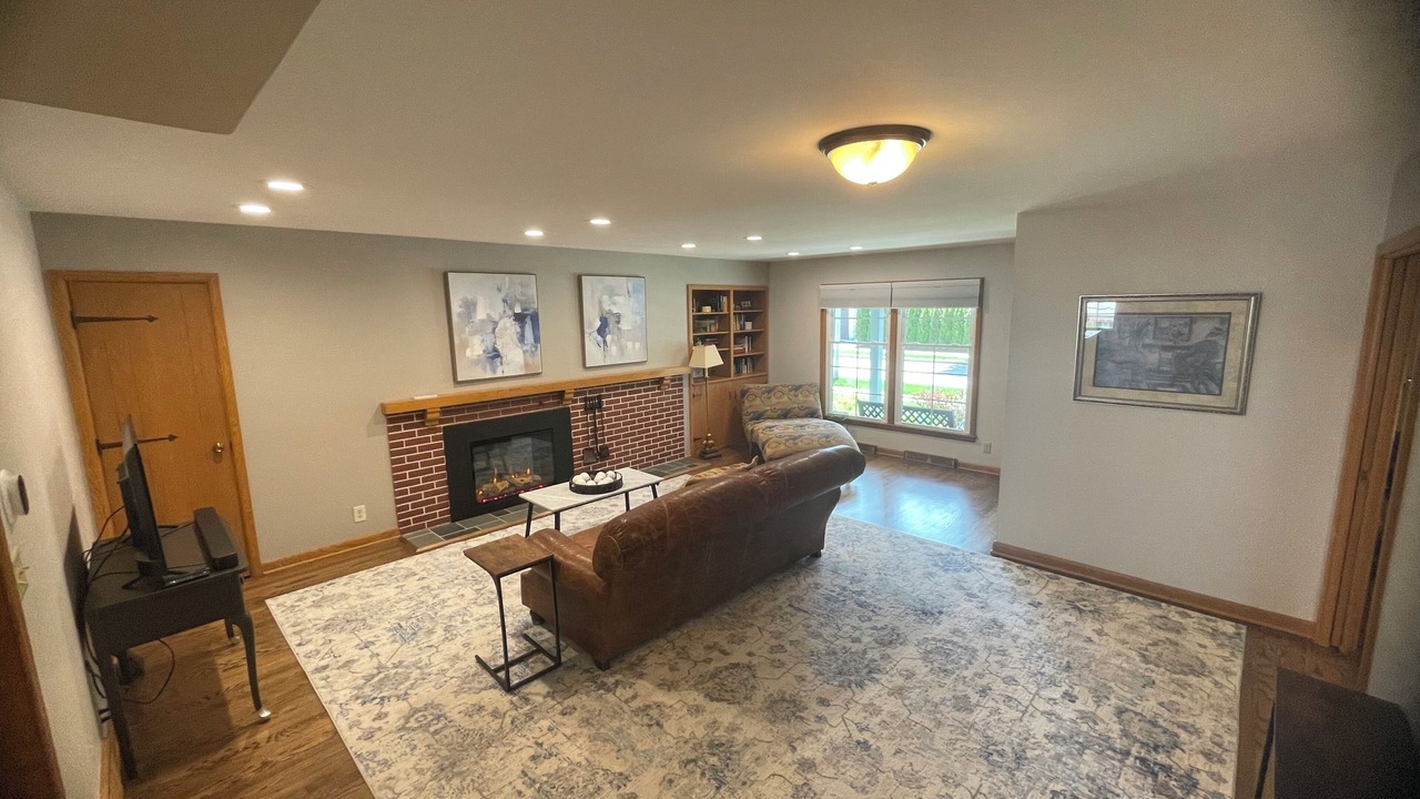 Photo of Livingroom in Shorewood