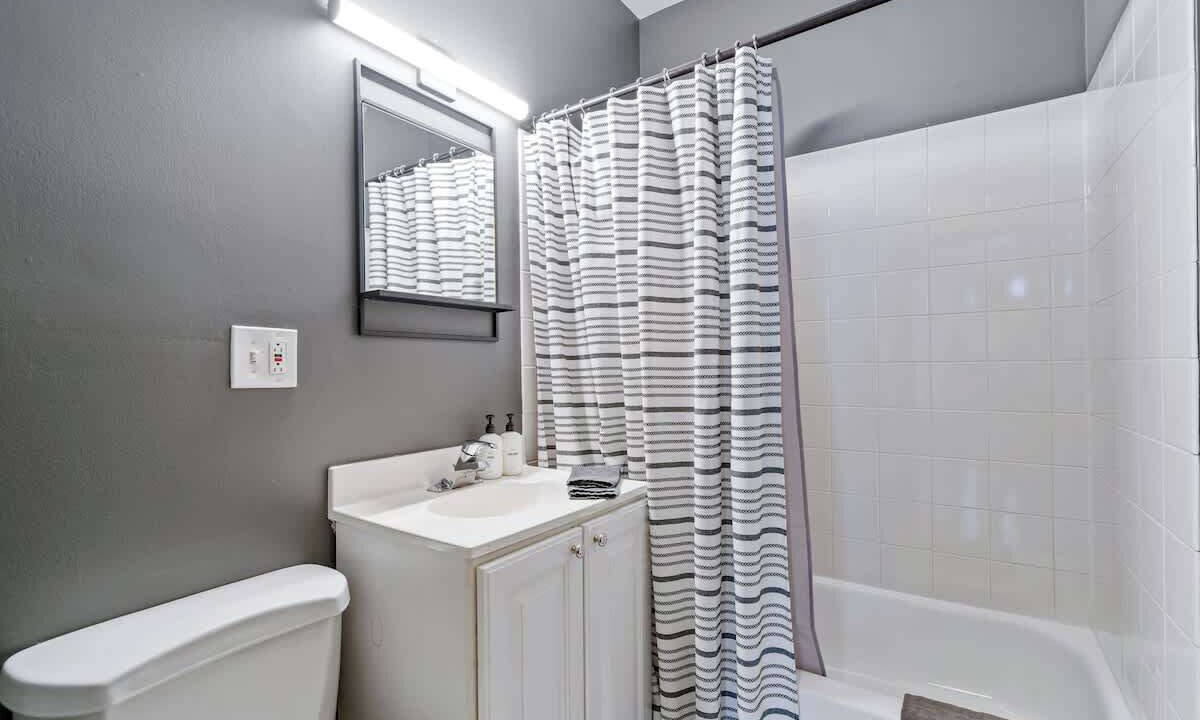 Photo of Bathroom in Lakeview