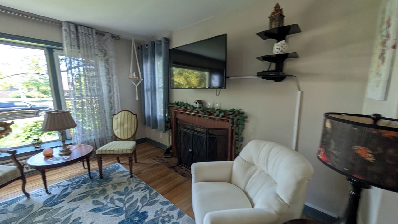 Photo of Livingroom in Whitefish Bay
