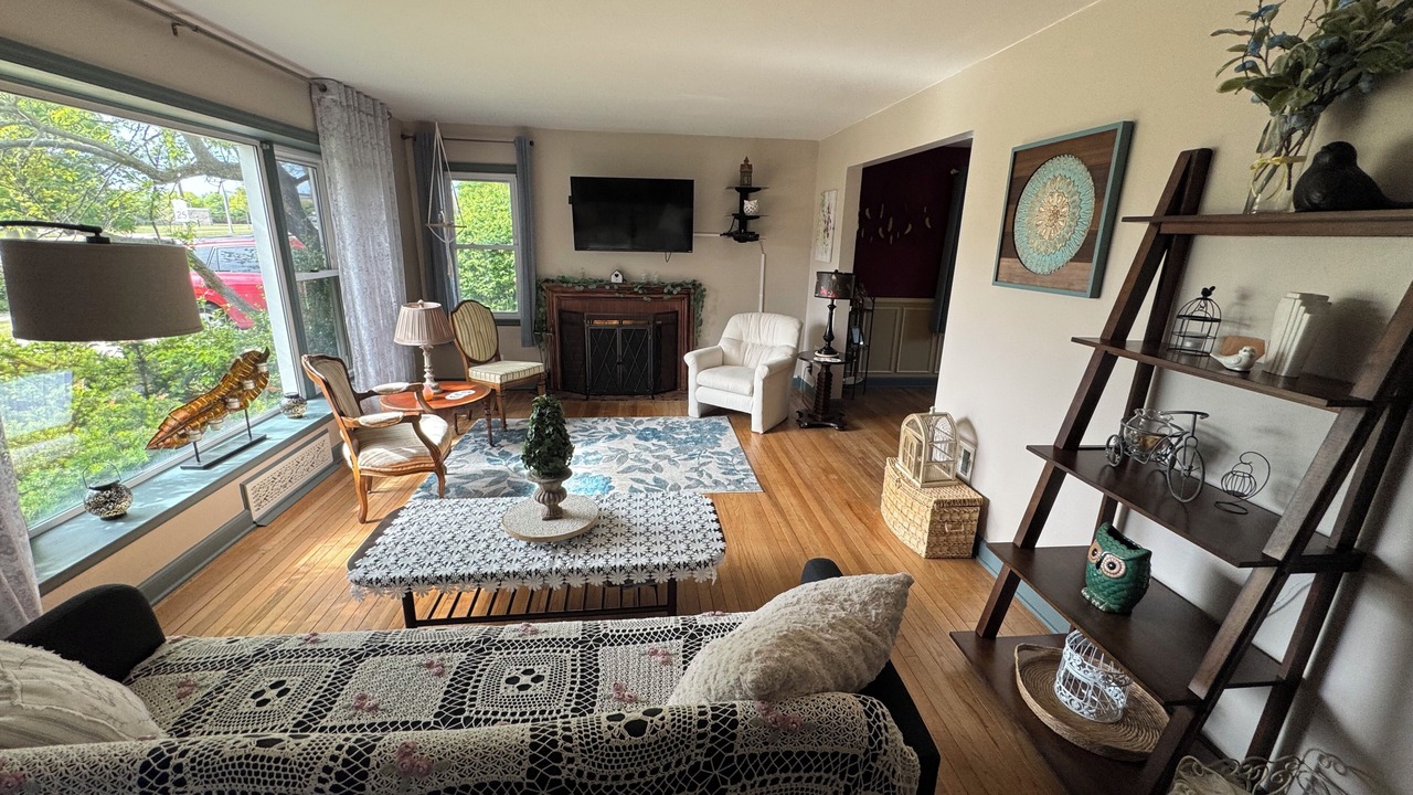 Photo of Livingroom in Whitefish Bay