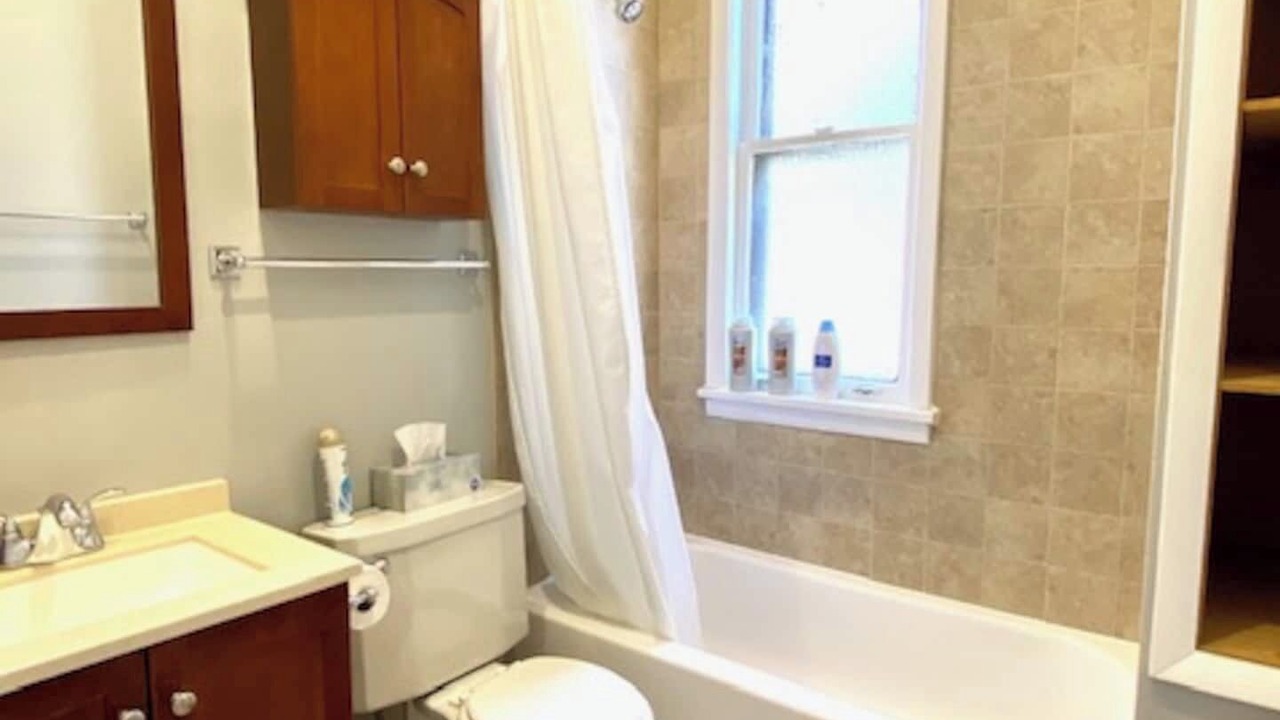 Photo of Bathroom in Lakeview