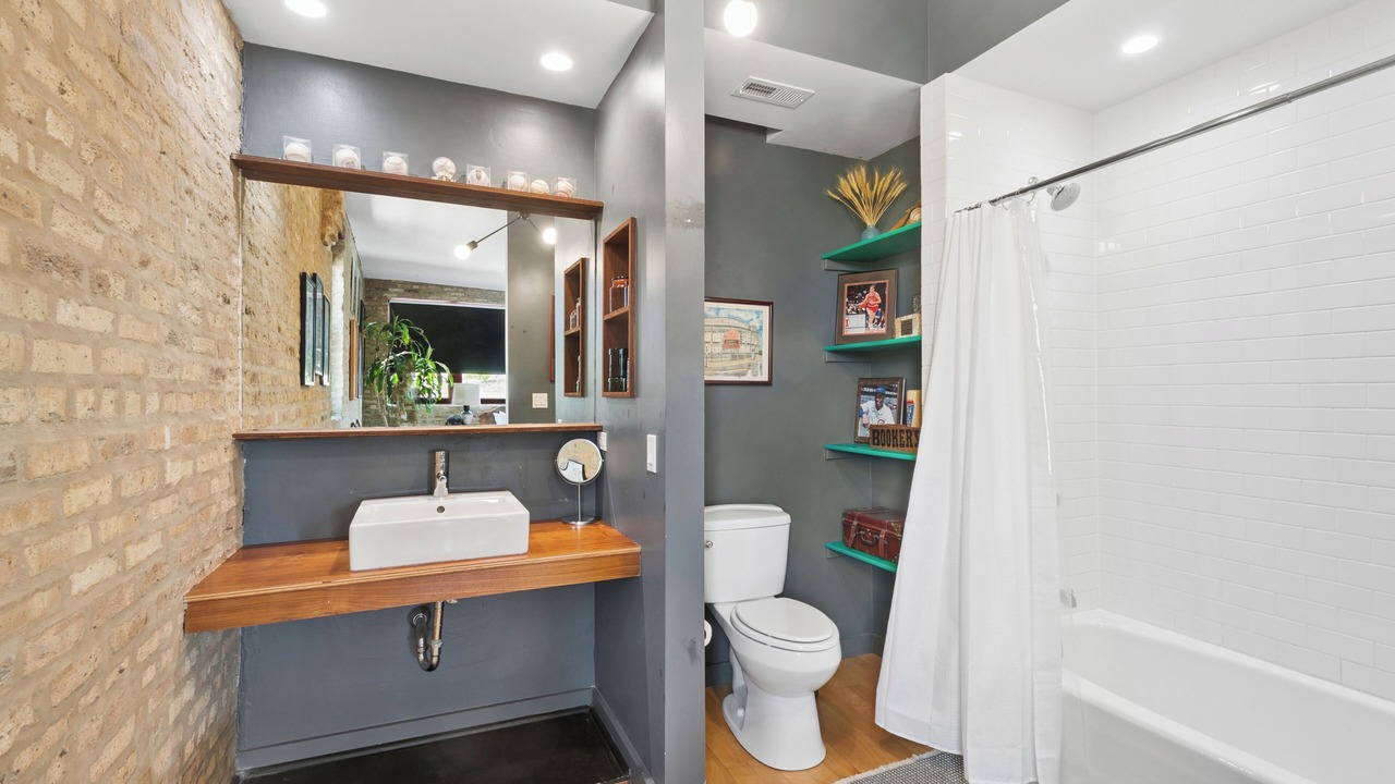 Photo of Bathroom in Logan Square