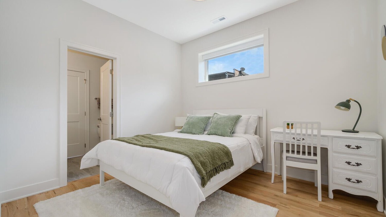 Photo of Bedroom in Lakeview