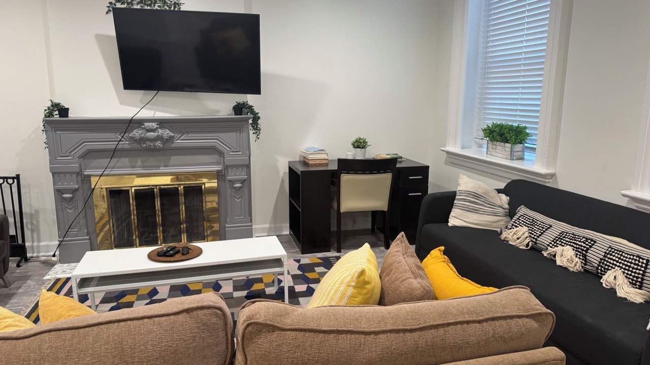 Photo of Livingroom in Old Town Triangle
