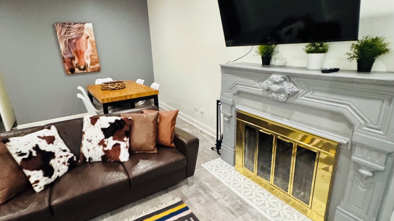 Photo of Livingroom in Old Town Triangle