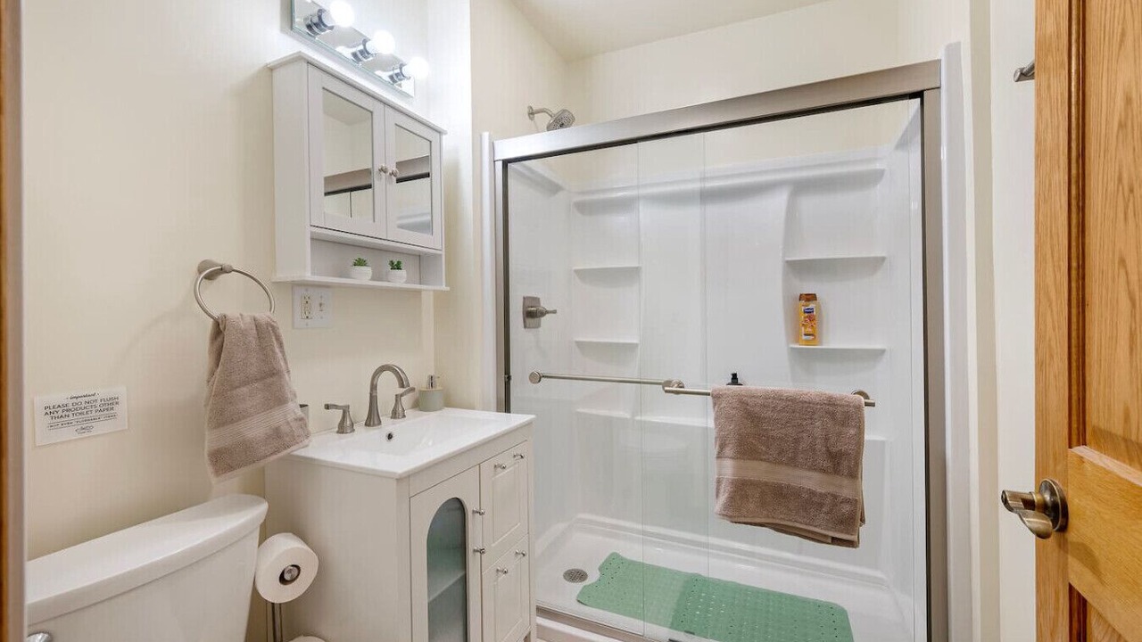 Photo of Bathroom in Lakeview
