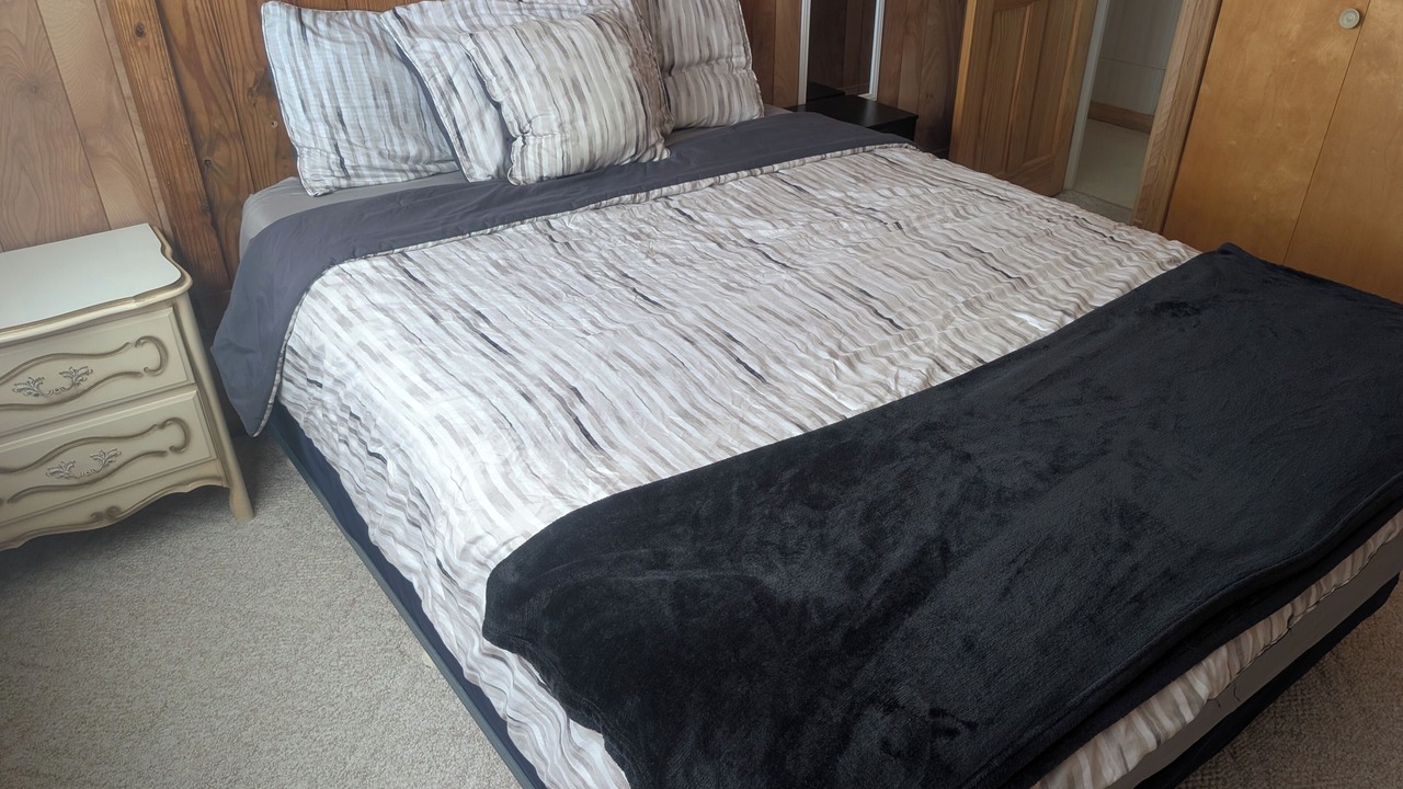 Photo of Bedroom in White Pine