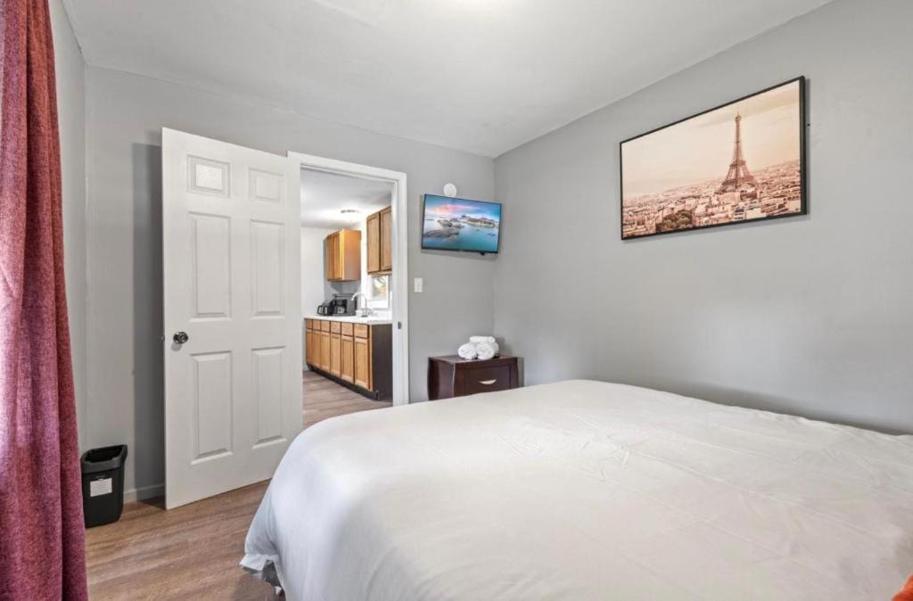 Photo of Bedroom in Burbank
