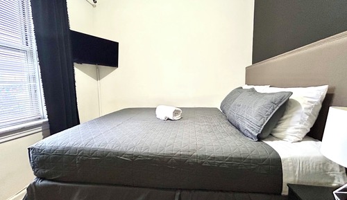 Signature Room (Shared Bathroom)